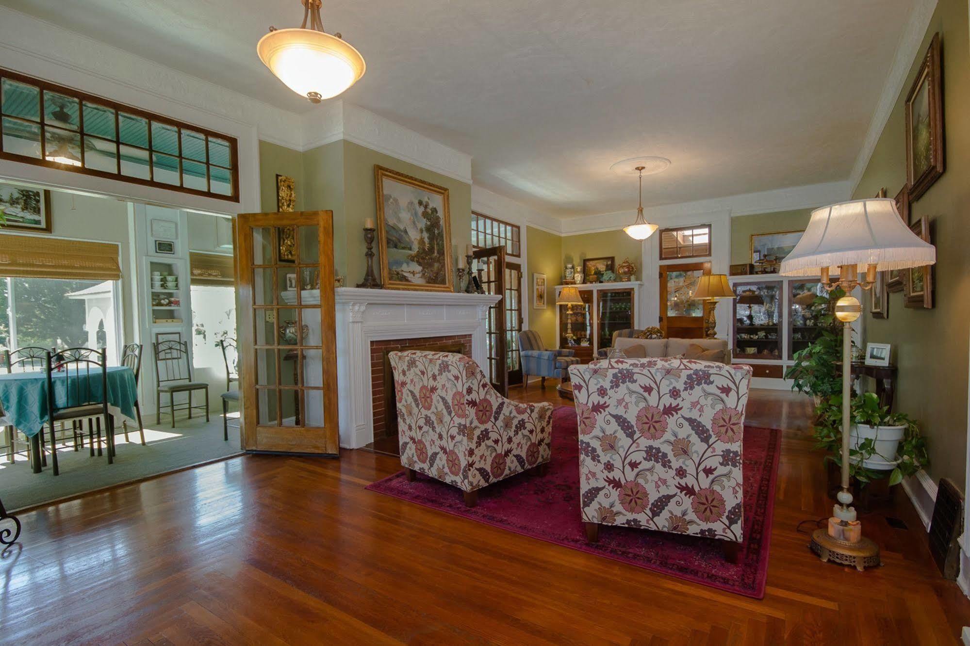 Dickey House Bed And Breakfast Marshfield Exterior photo